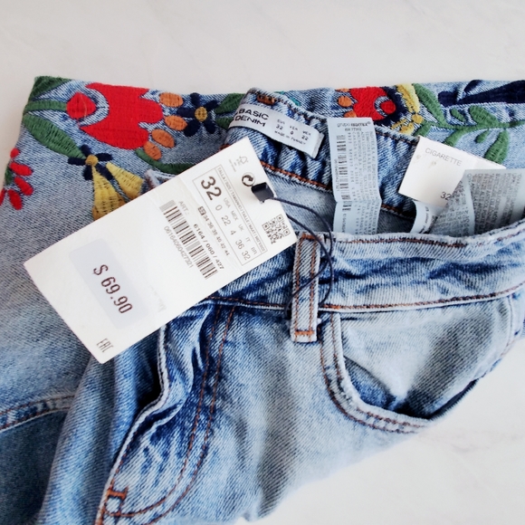 Sold Zara Floral embroidered jeans size 0 - Picture 3 of 4